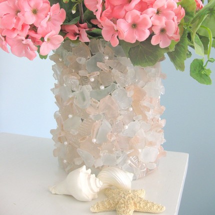 ваза с цветами из прозрачного морского стекла, фотография